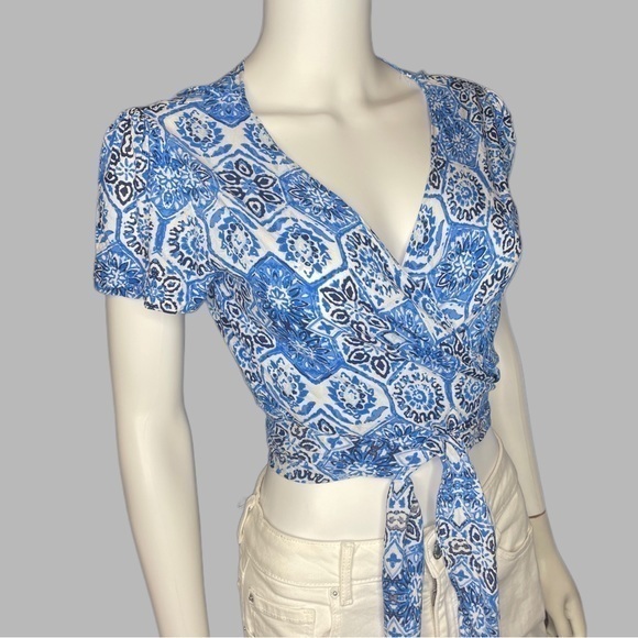 Olivaceous Short Sleeve Medallion Print Tie Front Crop Top - Picture 2 of 4